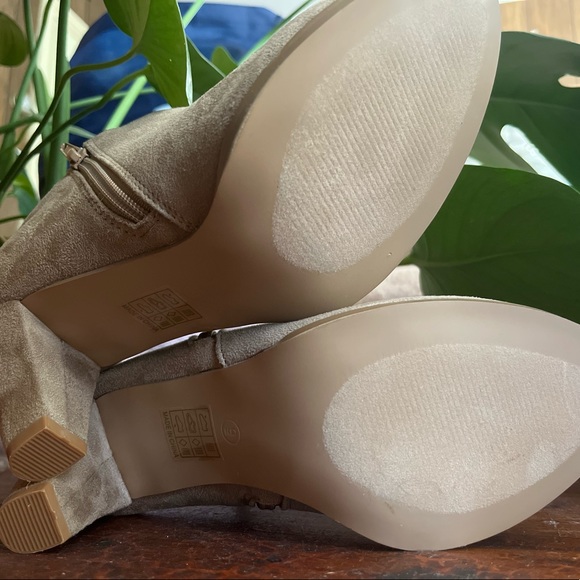 Never worn, these shoes didn’t have tag but the sticker is still intact?😊 - Picture 4 of 8